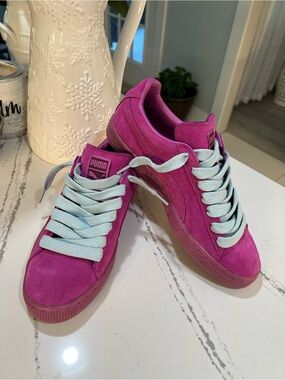 Puma Women’s Suede Platform Sneakers in Magenta with Light Blue Laces size 9